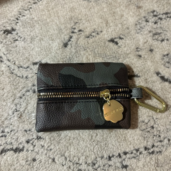 Steve Madden cameo pet set! - Picture 7 of 8